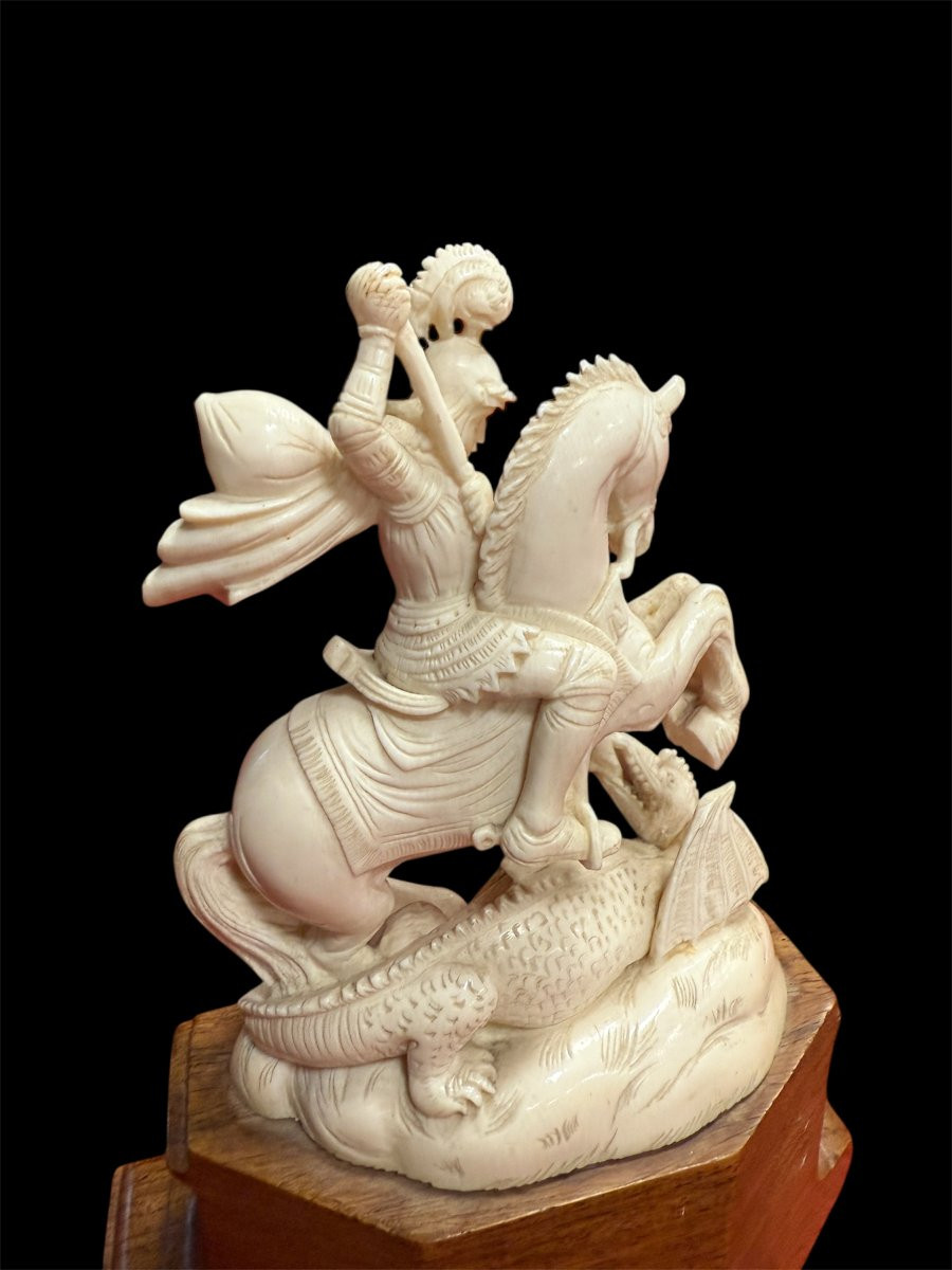 Scultura in avorio raffigurante San Giorgio che uccide il drago-photo-4