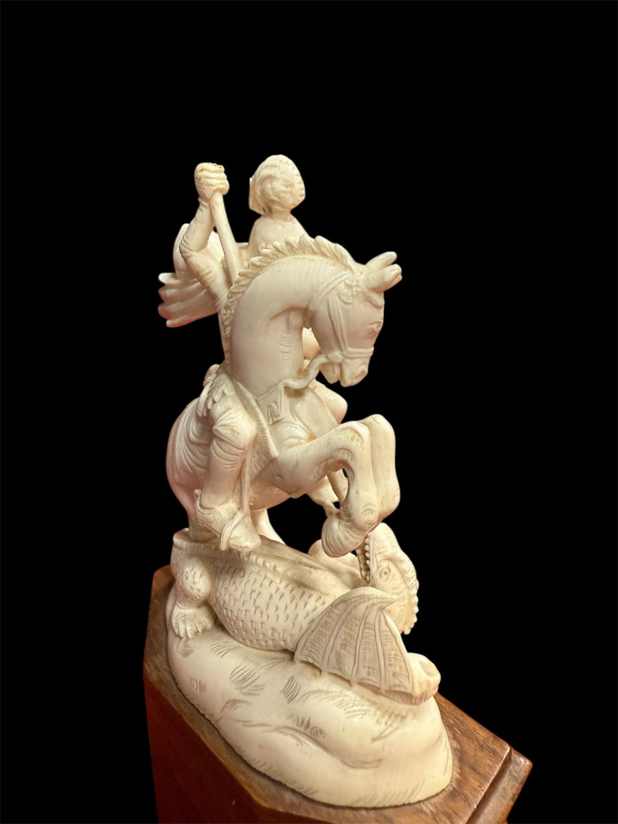 Scultura in avorio raffigurante San Giorgio che uccide il drago-photo-1