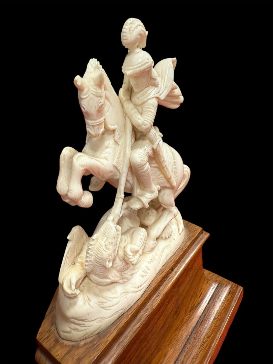 Scultura in avorio raffigurante San Giorgio che uccide il drago-photo-2