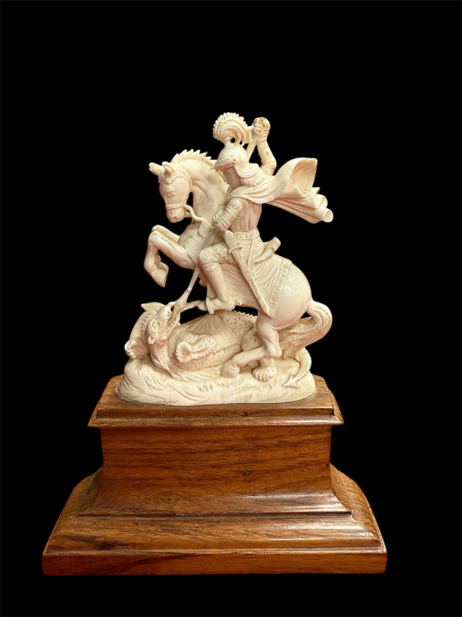 Scultura in avorio raffigurante San Giorgio che uccide il drago