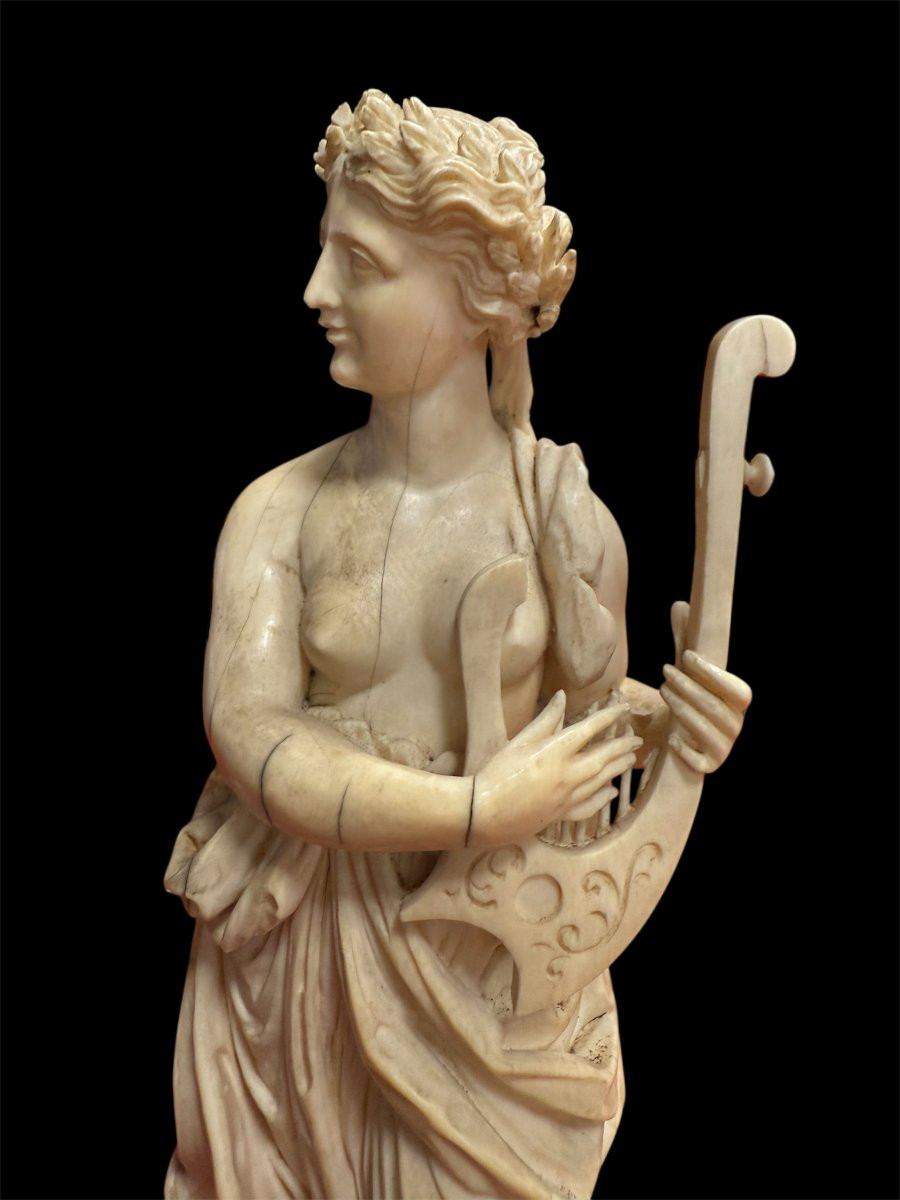Scultura in avorio raffigurante Musa con lira-photo-1