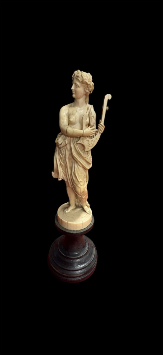 Scultura in avorio raffigurante Musa con lira