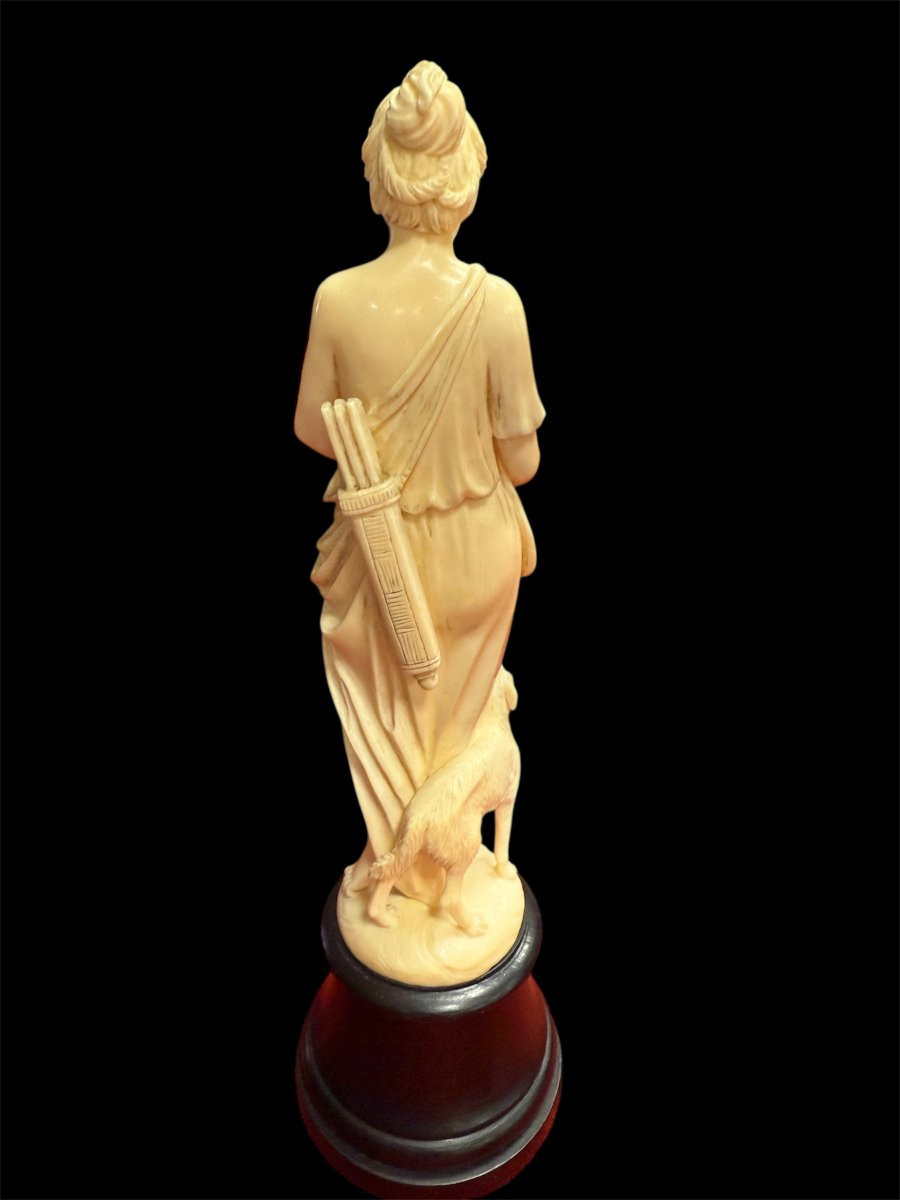 Scultura in avorio raffigurante Diana cacciatrice-photo-1
