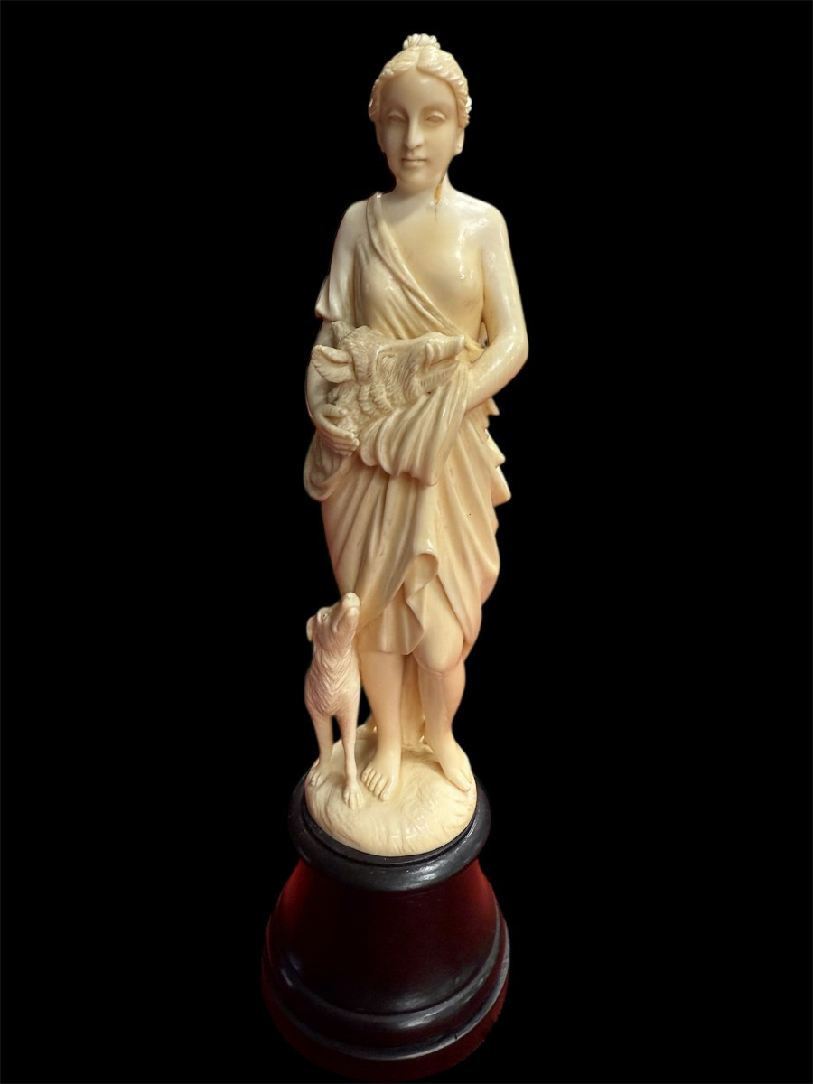 Scultura in avorio raffigurante Diana cacciatrice