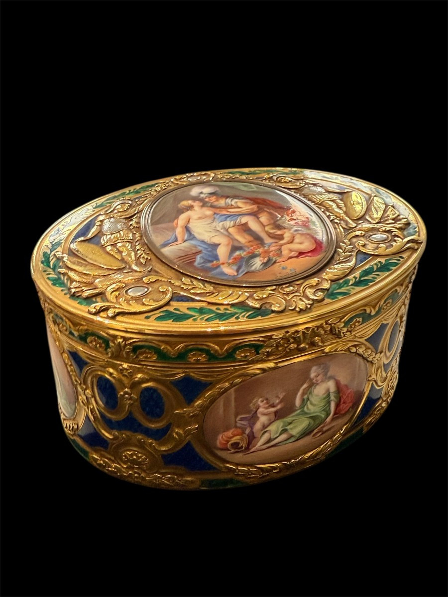 Tabacchiera francese in oro, smalti e miniature firmate “Comiot”