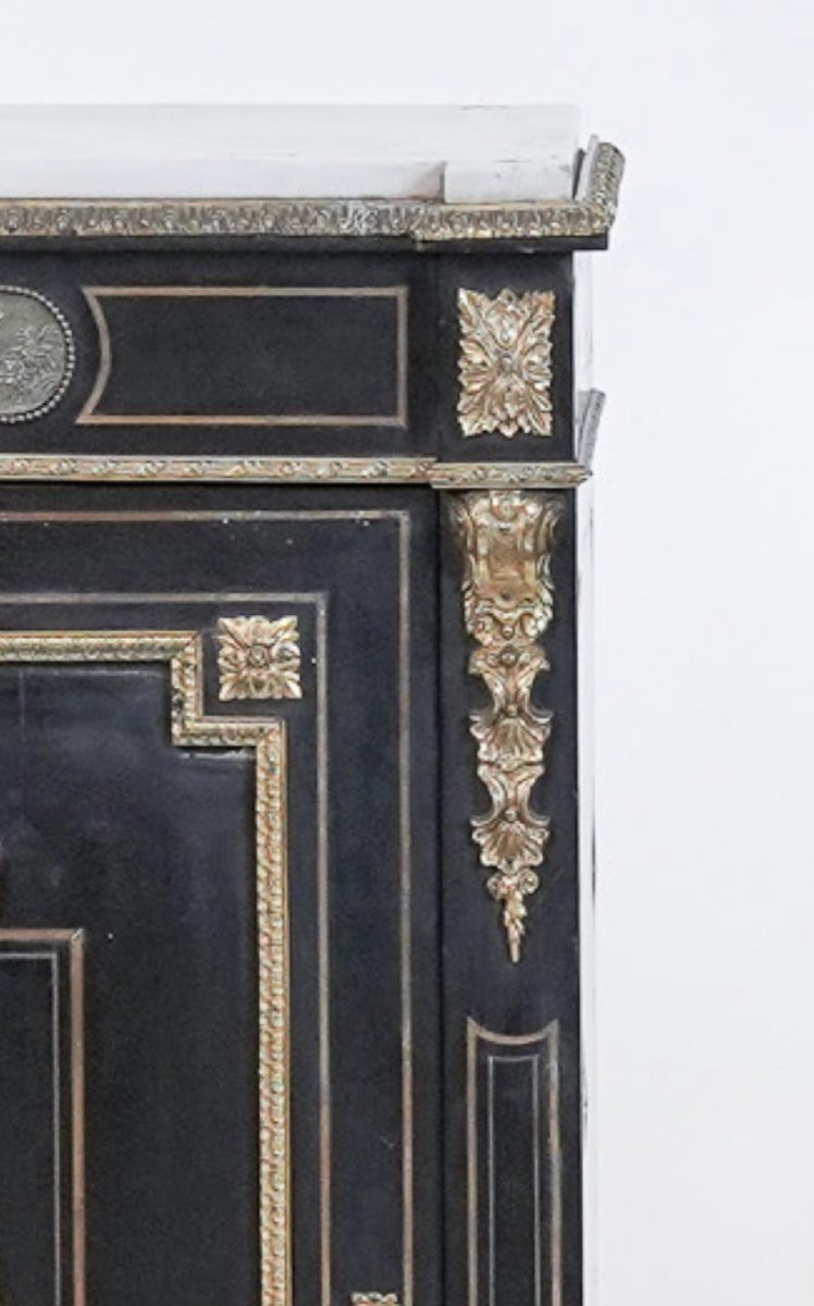 Coppia di credenzine in stile Boulle con inserti in bronzo dorato e brunito-photo-1