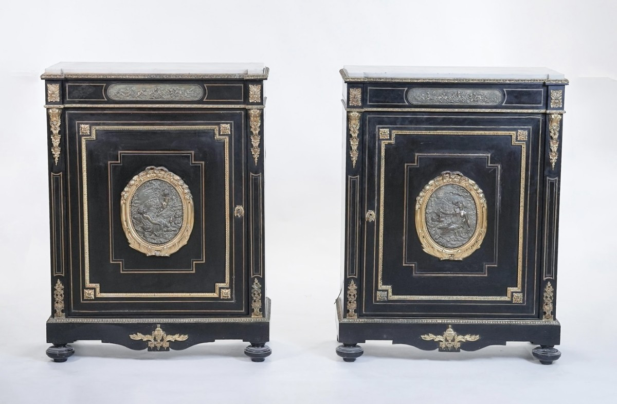 Coppia di credenzine in stile Boulle con inserti in bronzo dorato e brunito