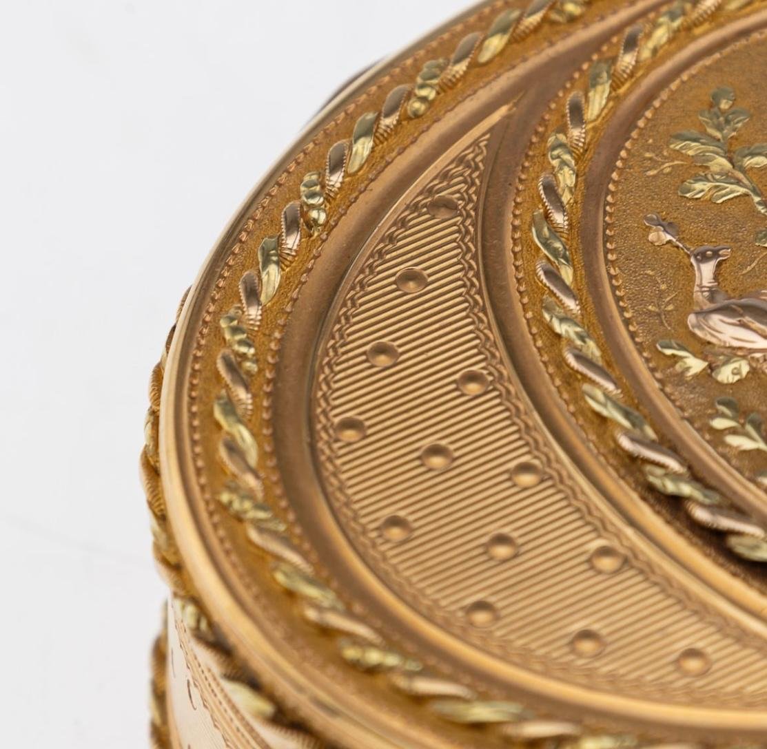 Tabacchiera ovale in oro a due colori, Parigi, c. 1780–1790, epoca Luigi XVI-photo-2
