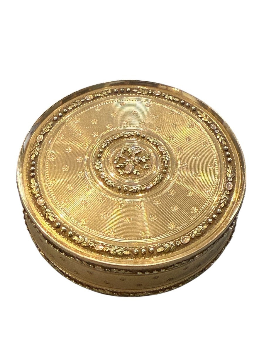 Tabacchiera rotonda in oro a tre colori, Georges Antoine Crozet, Parigi, 1781–1783-photo-2