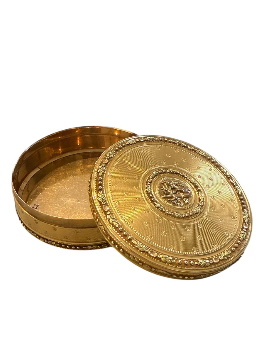 Tabacchiera rotonda in oro a tre colori, Georges Antoine Crozet, Parigi, 1781–1783-photo-3