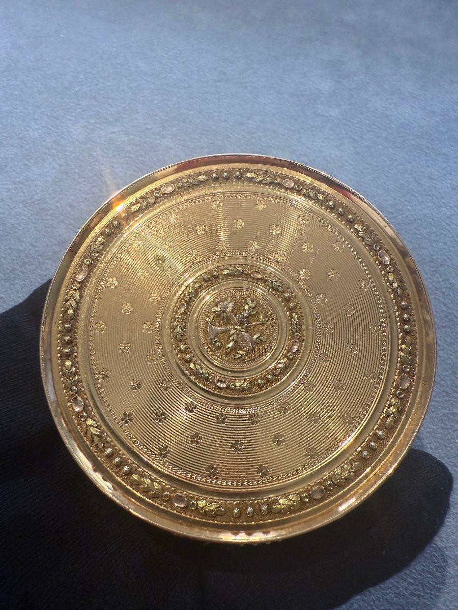 Tabacchiera rotonda in oro a tre colori, Georges Antoine Crozet, Parigi, 1781–1783-photo-2