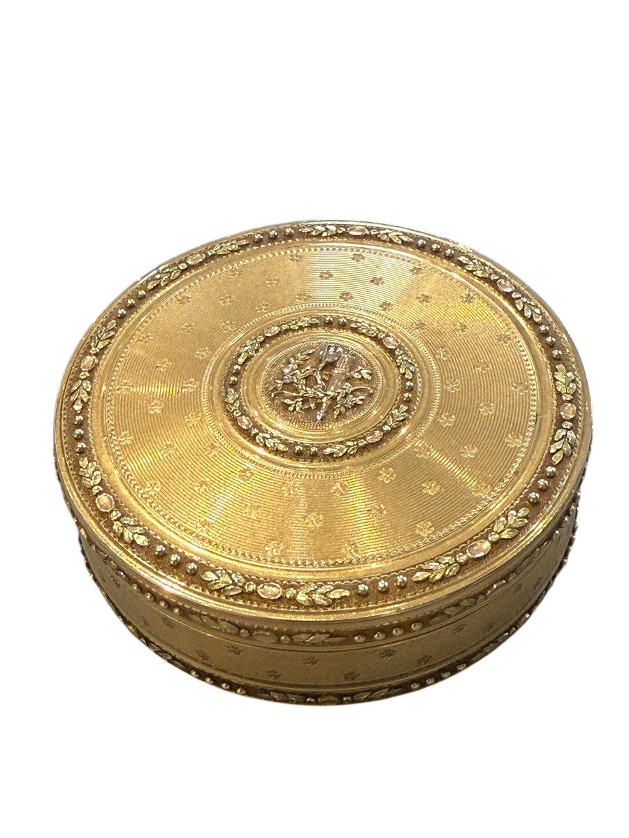 Tabacchiera rotonda in oro a tre colori, Georges Antoine Crozet, Parigi, 1781–1783