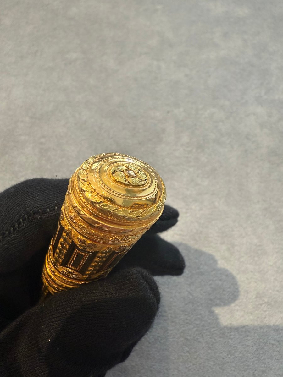 Étui in oro inciso e cesellato con sigillo araldico-photo-1