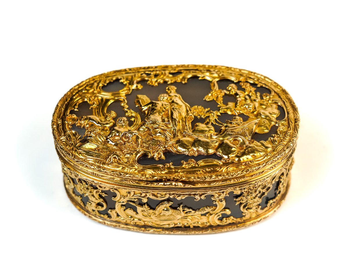 Grande tabacchiera ovale in agata e oro cesellato con scena in bassorilievo, Berlino o Dresda, -photo-3