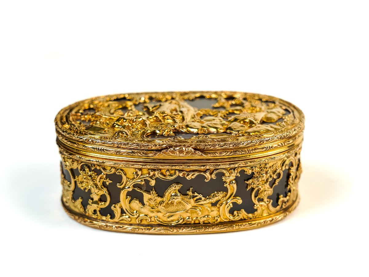 Grande tabacchiera ovale in agata e oro cesellato con scena in bassorilievo, Berlino o Dresda, -photo-4