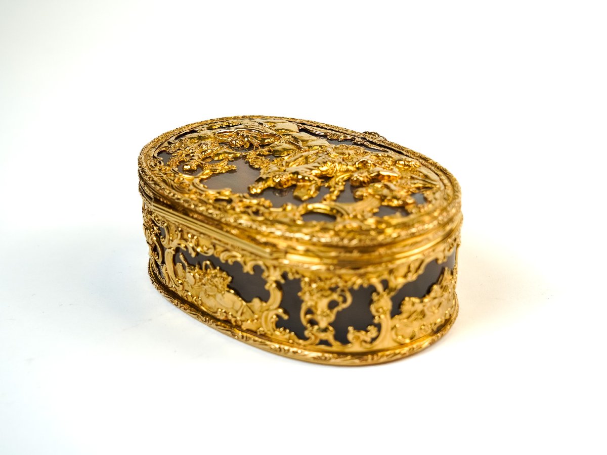 Grande tabacchiera ovale in agata e oro cesellato con scena in bassorilievo, Berlino o Dresda, -photo-1