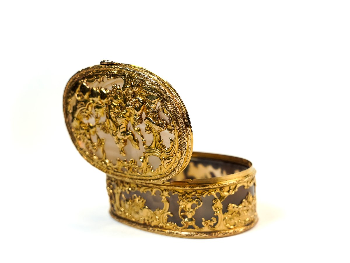 Grande tabacchiera ovale in agata e oro cesellato con scena in bassorilievo, Berlino o Dresda, -photo-7