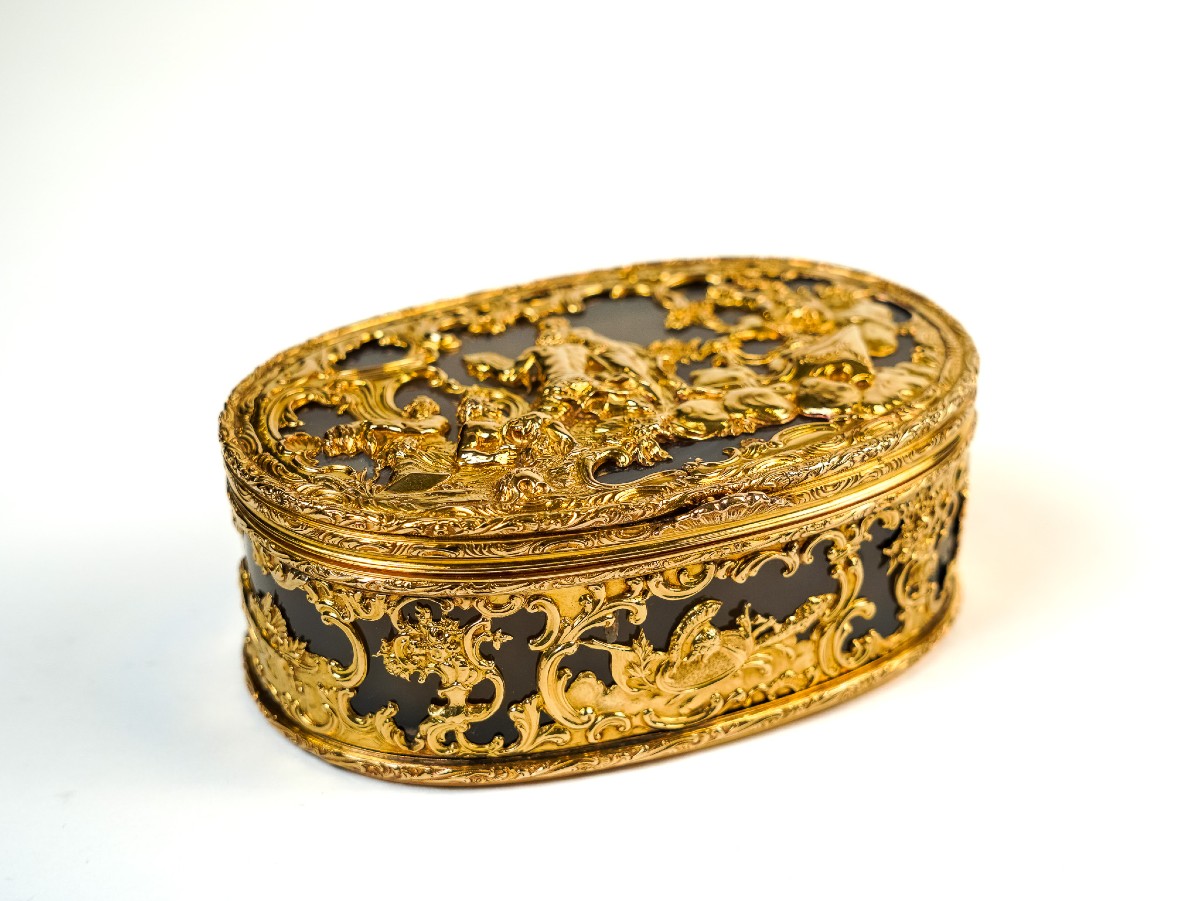 Grande tabacchiera ovale in agata e oro cesellato con scena in bassorilievo, Berlino o Dresda, 