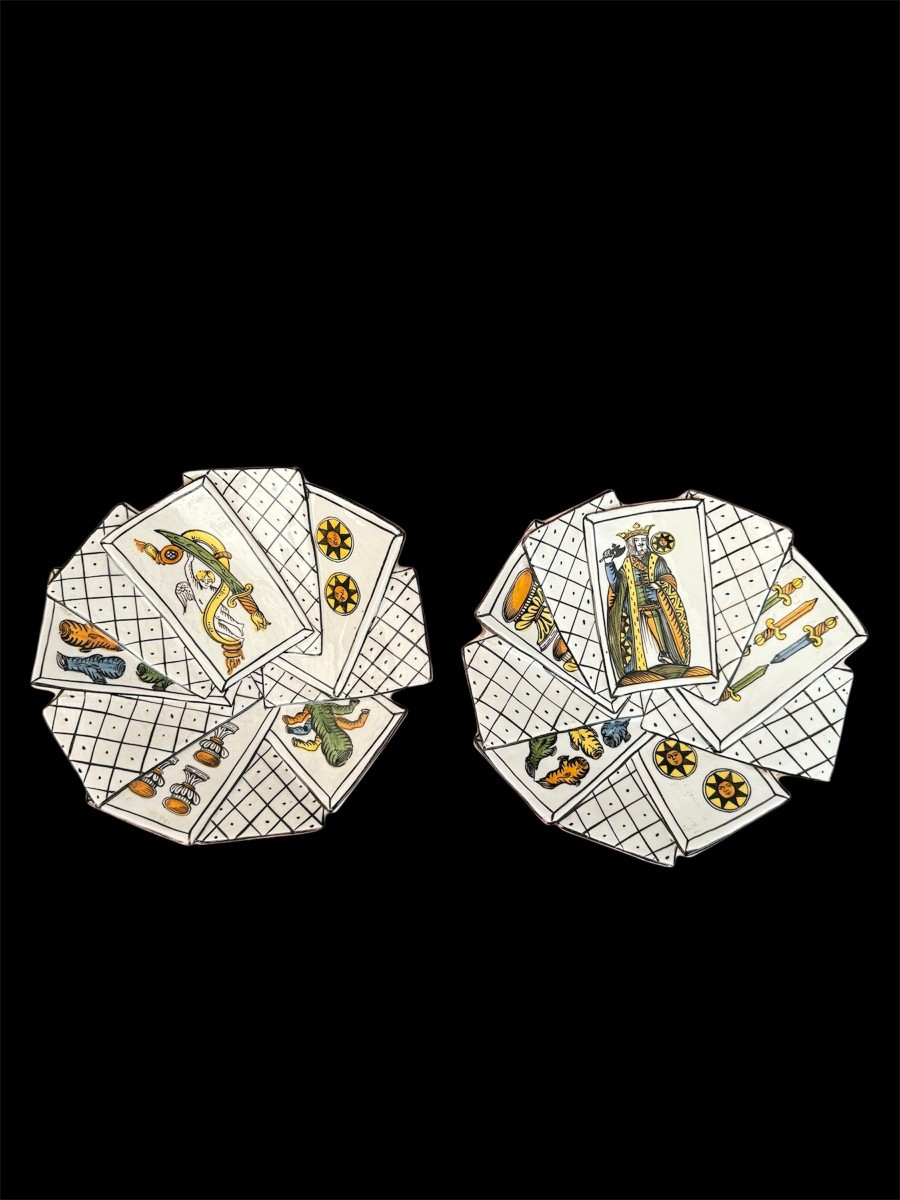 Coppia di piatti in maiolica ligure