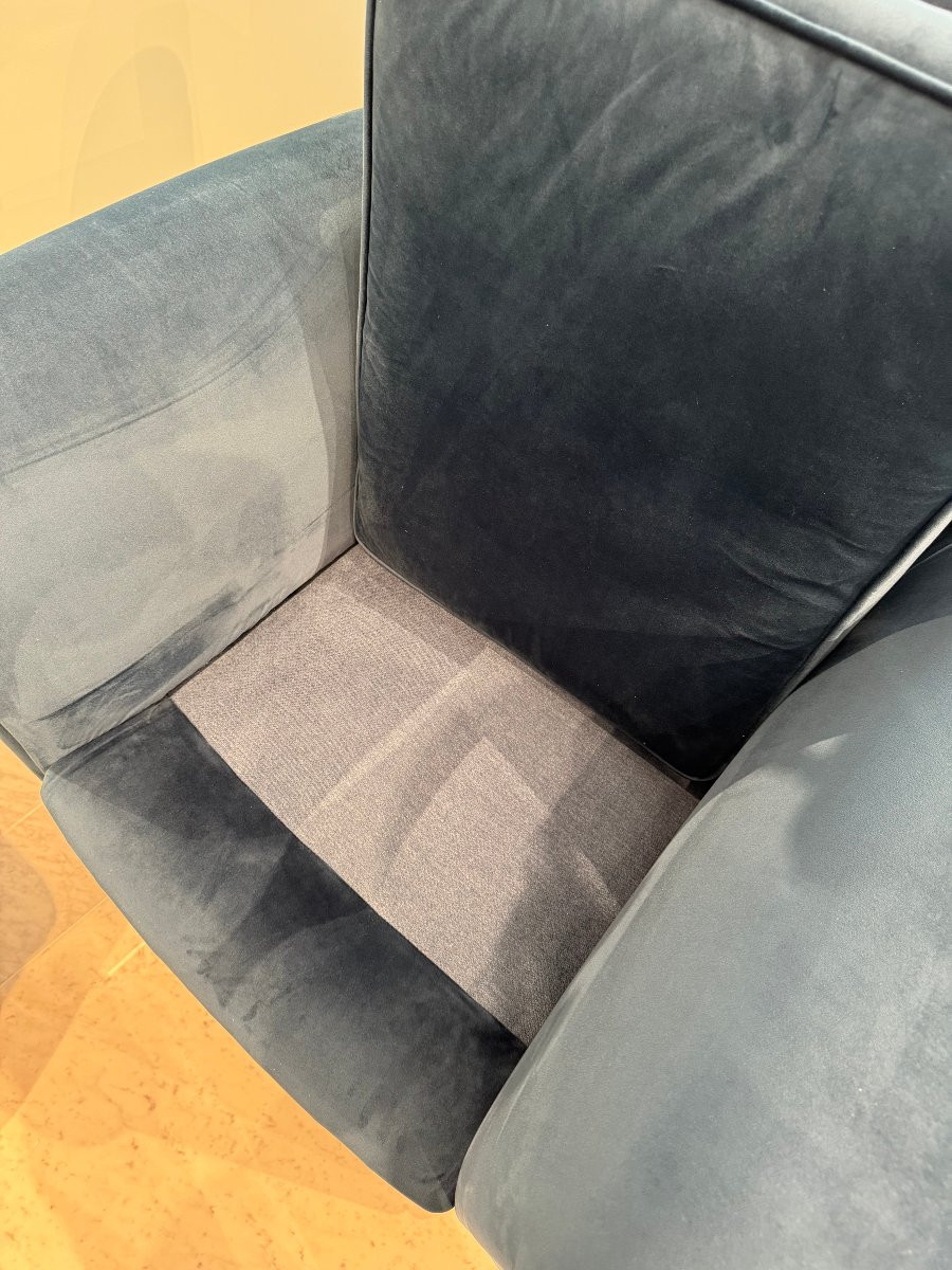 Coppia di poltrone con pouf in velluto blu cangiante-photo-1