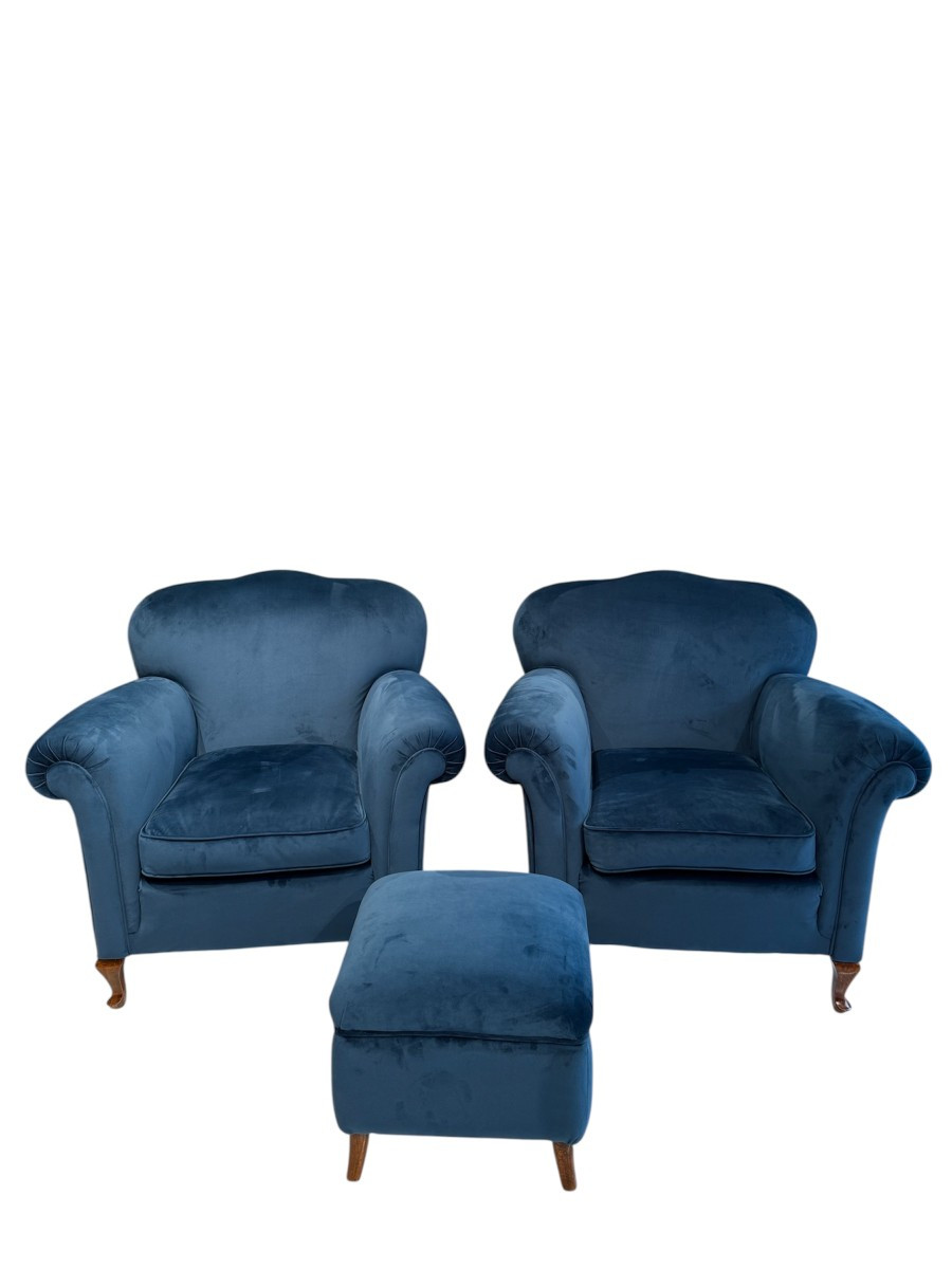 Coppia di poltrone con pouf in velluto blu cangiante