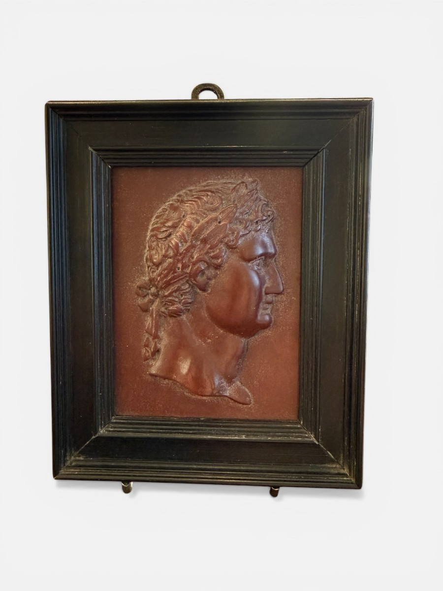 Bassorilievo in marmo rosso antico raffigurante un imperatore romano