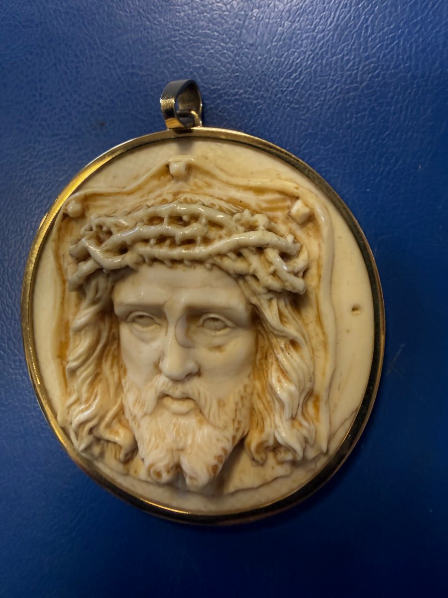 Pendente devozionale “Ecce Homo” in avorio scolpito e oro 18 carati -photo-2