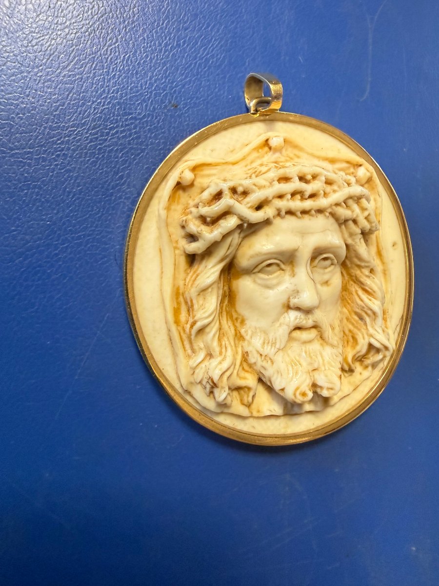 Pendente devozionale “Ecce Homo” in avorio scolpito e oro 18 carati -photo-3