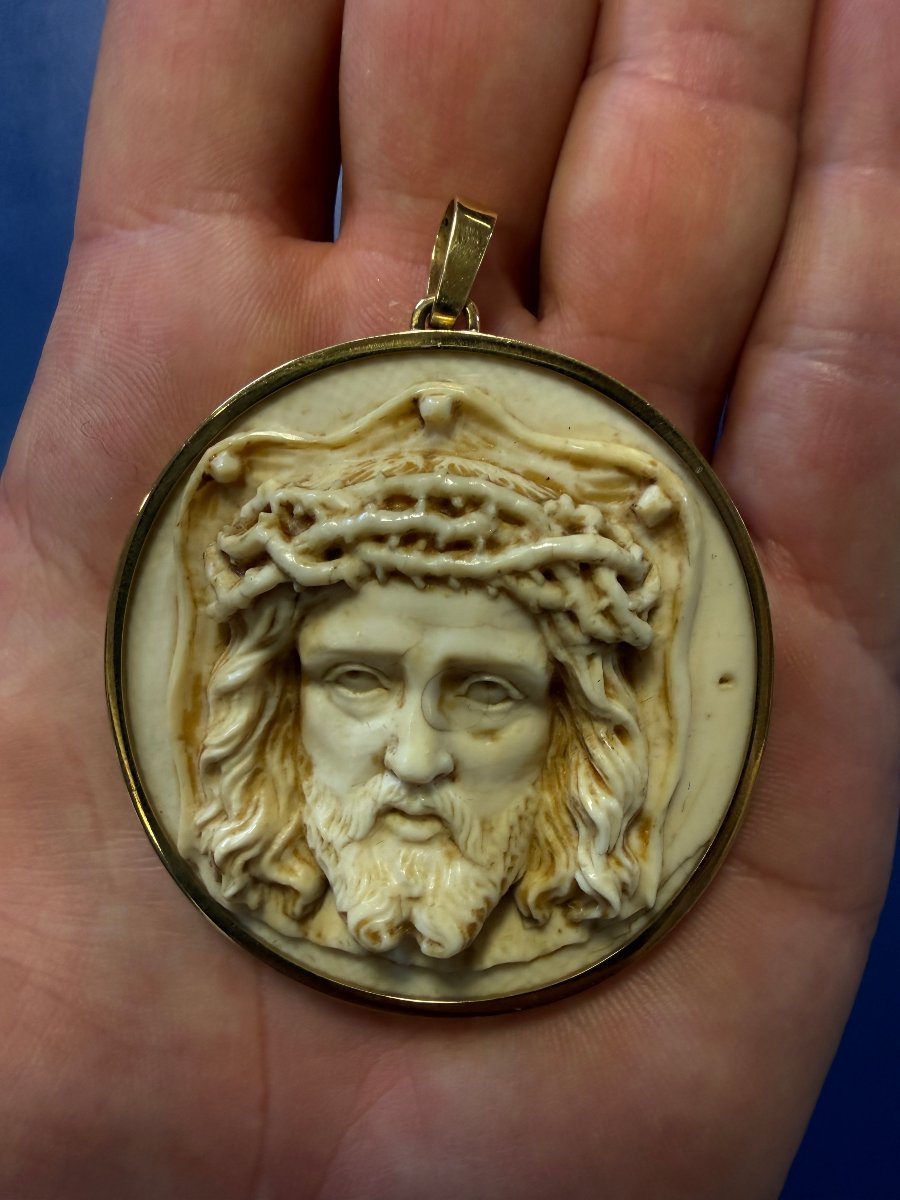 Pendente devozionale “Ecce Homo” in avorio scolpito e oro 18 carati -photo-2