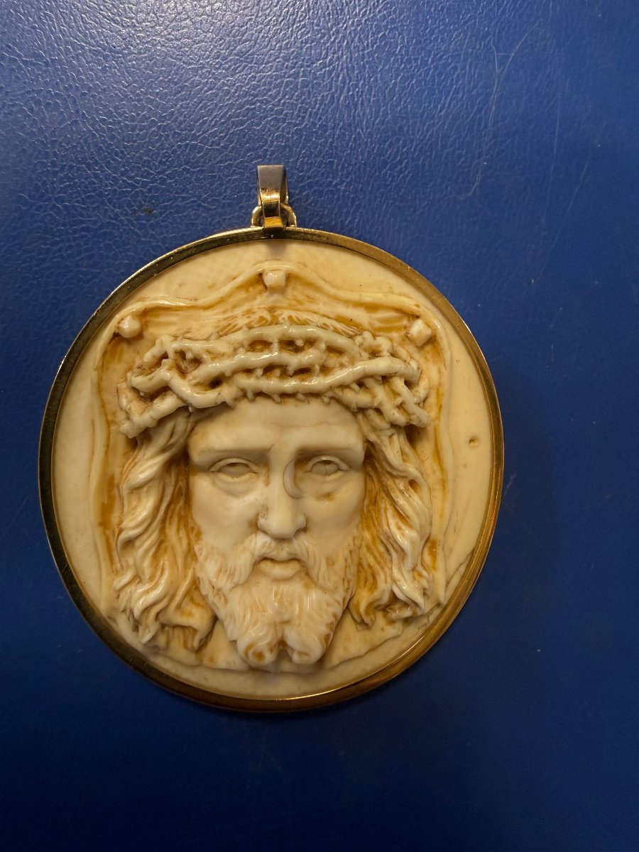 Pendente devozionale “Ecce Homo” in avorio scolpito e oro 18 carati 