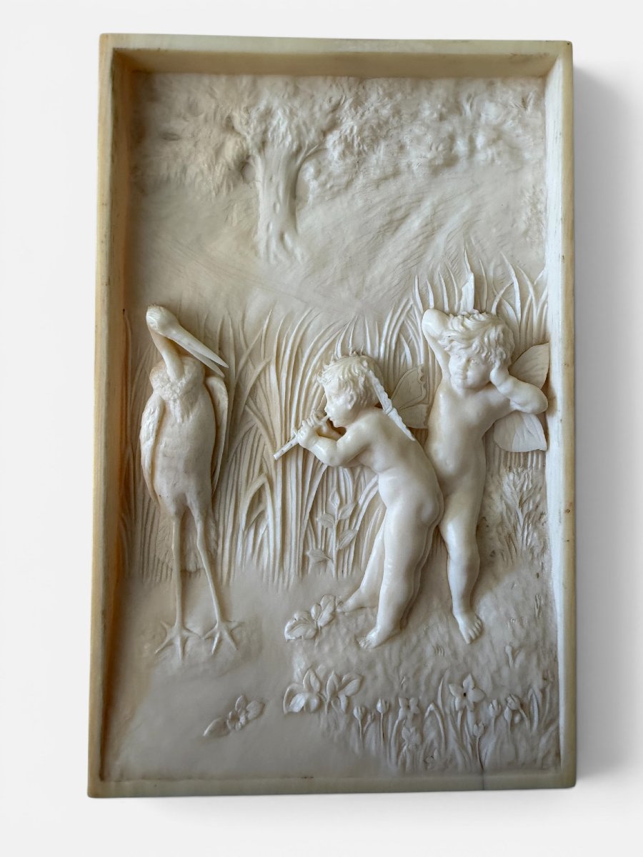 Placca in avorio scolpito con putti alati e airone Germania, seconda metà del XIX secolo