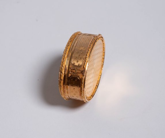 Raffinata tabacchiera francese in oro 18 carati, fine XVIII secolo-photo-3