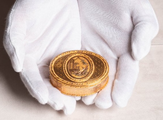 Raffinata tabacchiera francese in oro 18 carati, fine XVIII secolo-photo-1