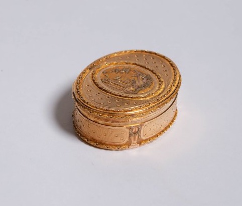 Raffinata tabacchiera francese in oro 18 carati, fine XVIII secolo-photo-3