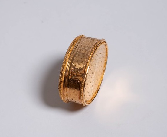 Raffinata tabacchiera francese in oro 18 carati, fine XVIII secolo-photo-6