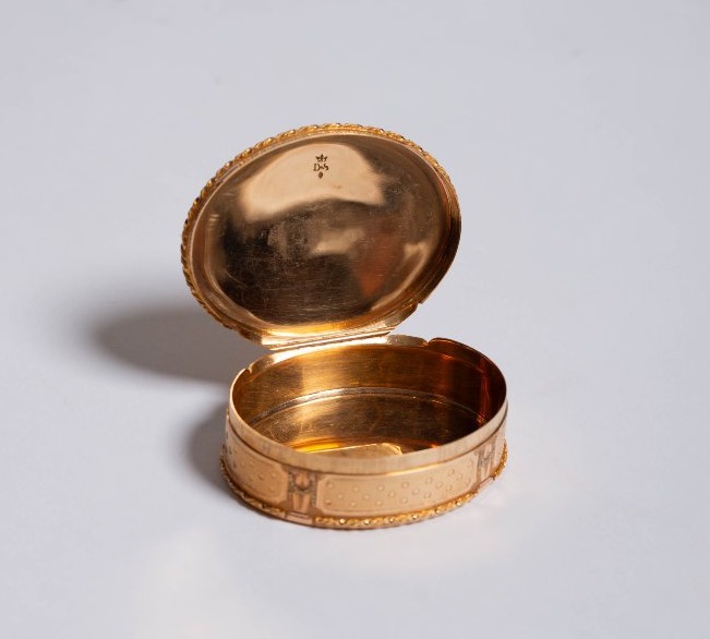 Raffinata tabacchiera francese in oro 18 carati, fine XVIII secolo-photo-7