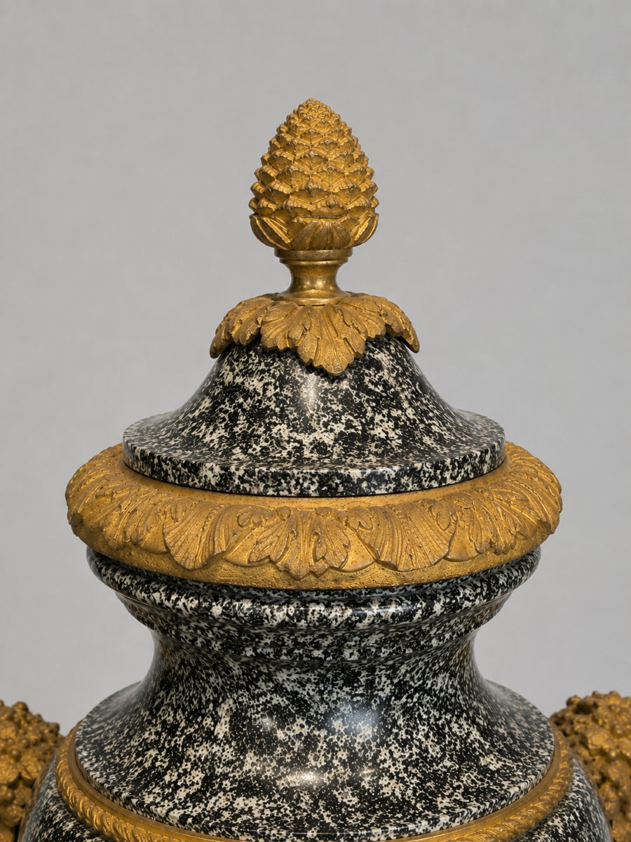 Coppia di vasi con coperchio in porfido grigio e bronzi, attribuiti a Pierre-Philippe Thomire-photo-1