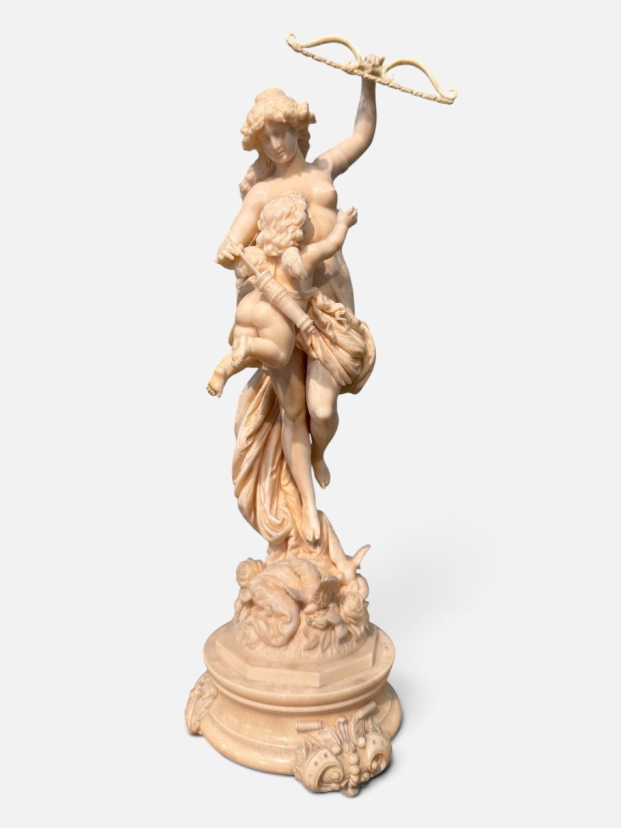 Grande gruppo scultoreo in avorio raffigurante Venere e Cupido-photo-2