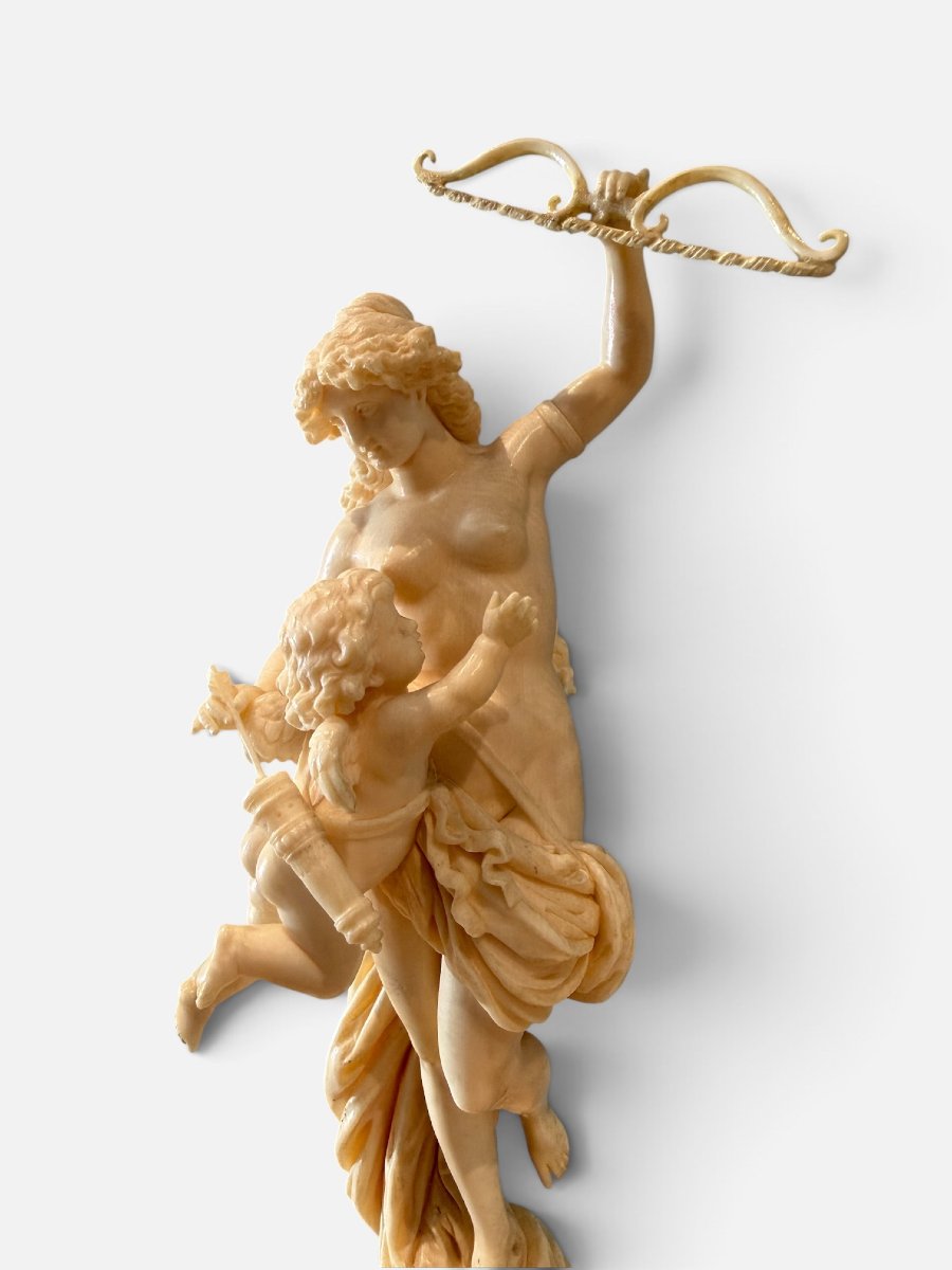 Grande gruppo scultoreo in avorio raffigurante Venere e Cupido-photo-3