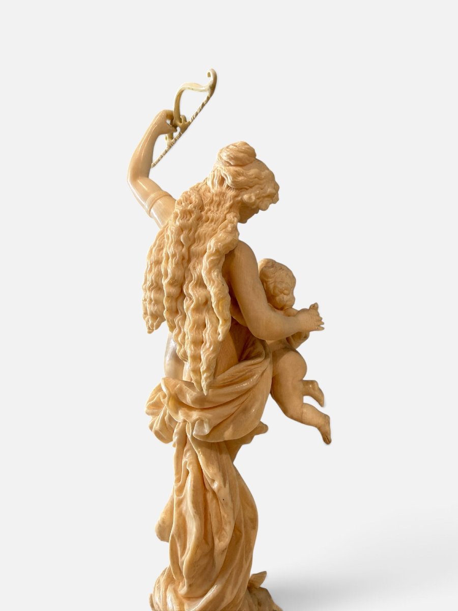 Grande gruppo scultoreo in avorio raffigurante Venere e Cupido-photo-3