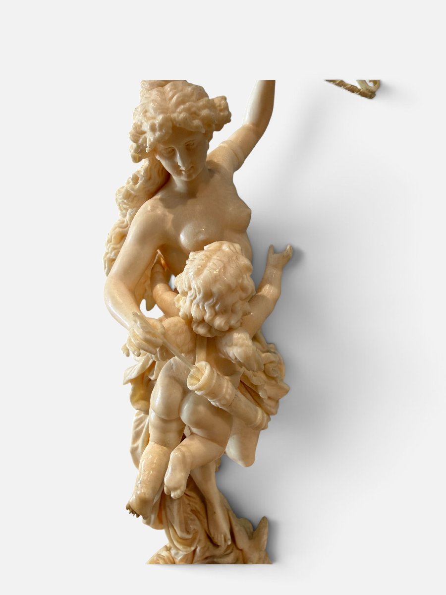 Grande gruppo scultoreo in avorio raffigurante Venere e Cupido-photo-5