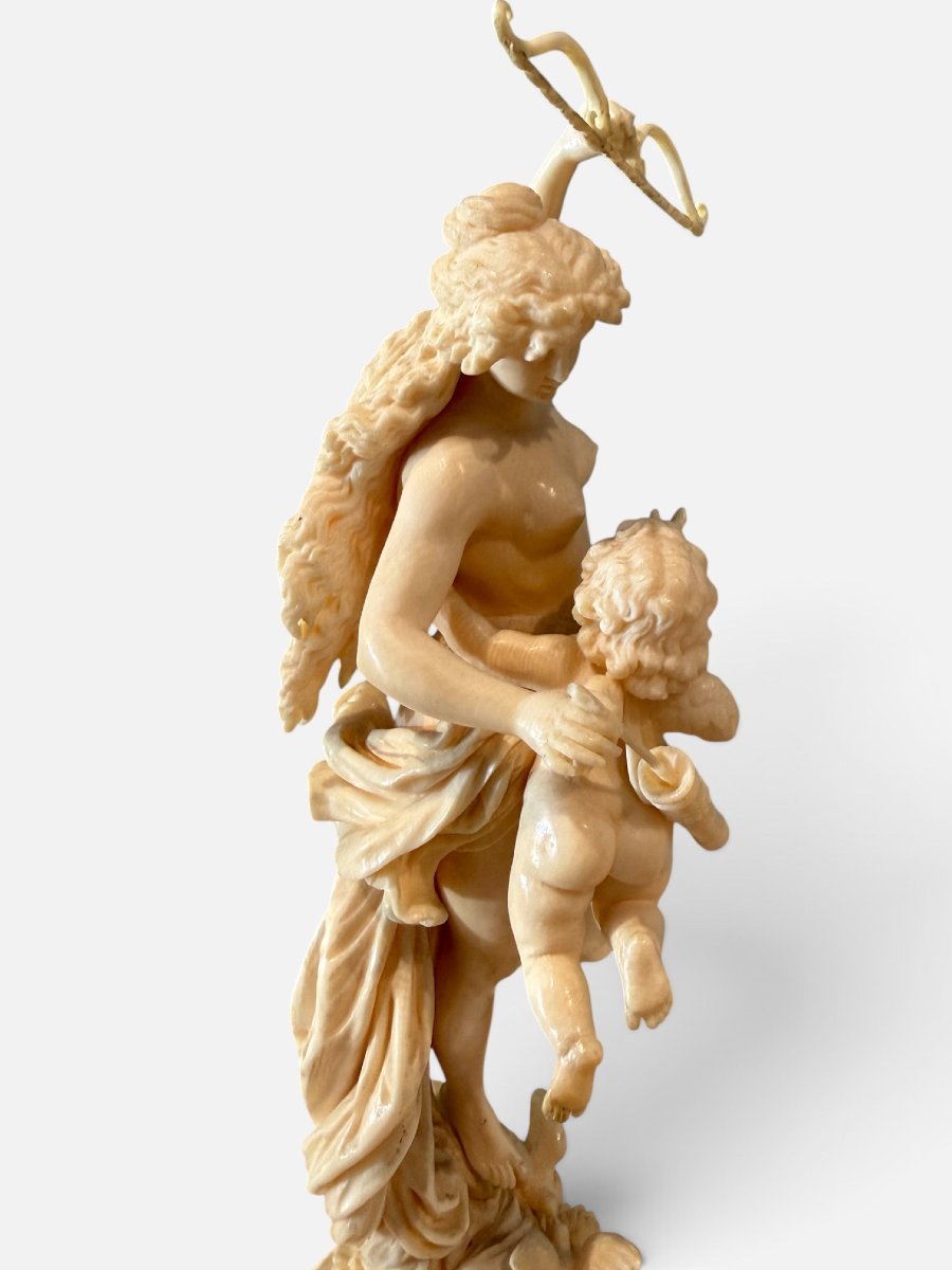 Grande gruppo scultoreo in avorio raffigurante Venere e Cupido-photo-6