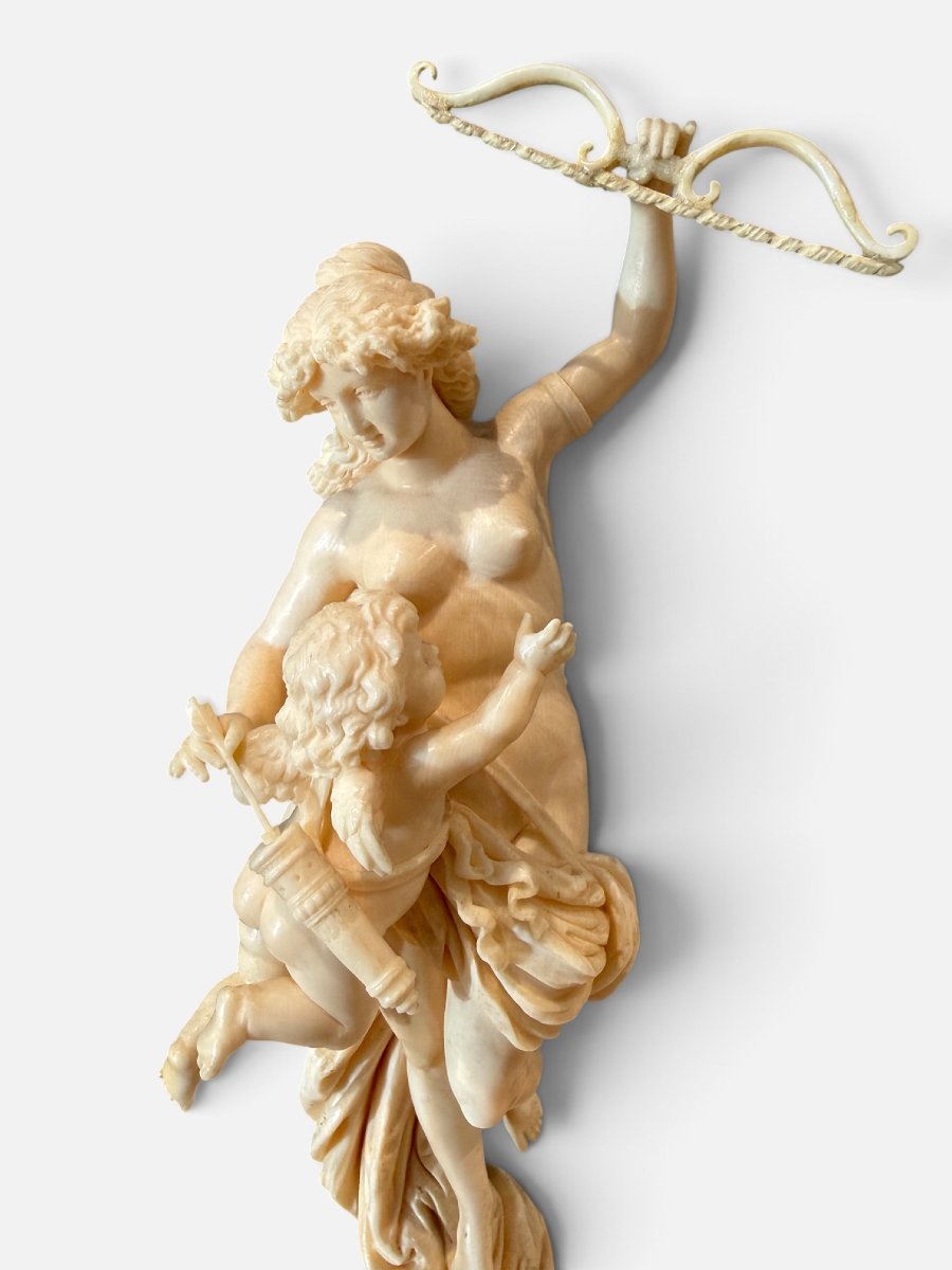 Grande gruppo scultoreo in avorio raffigurante Venere e Cupido-photo-7
