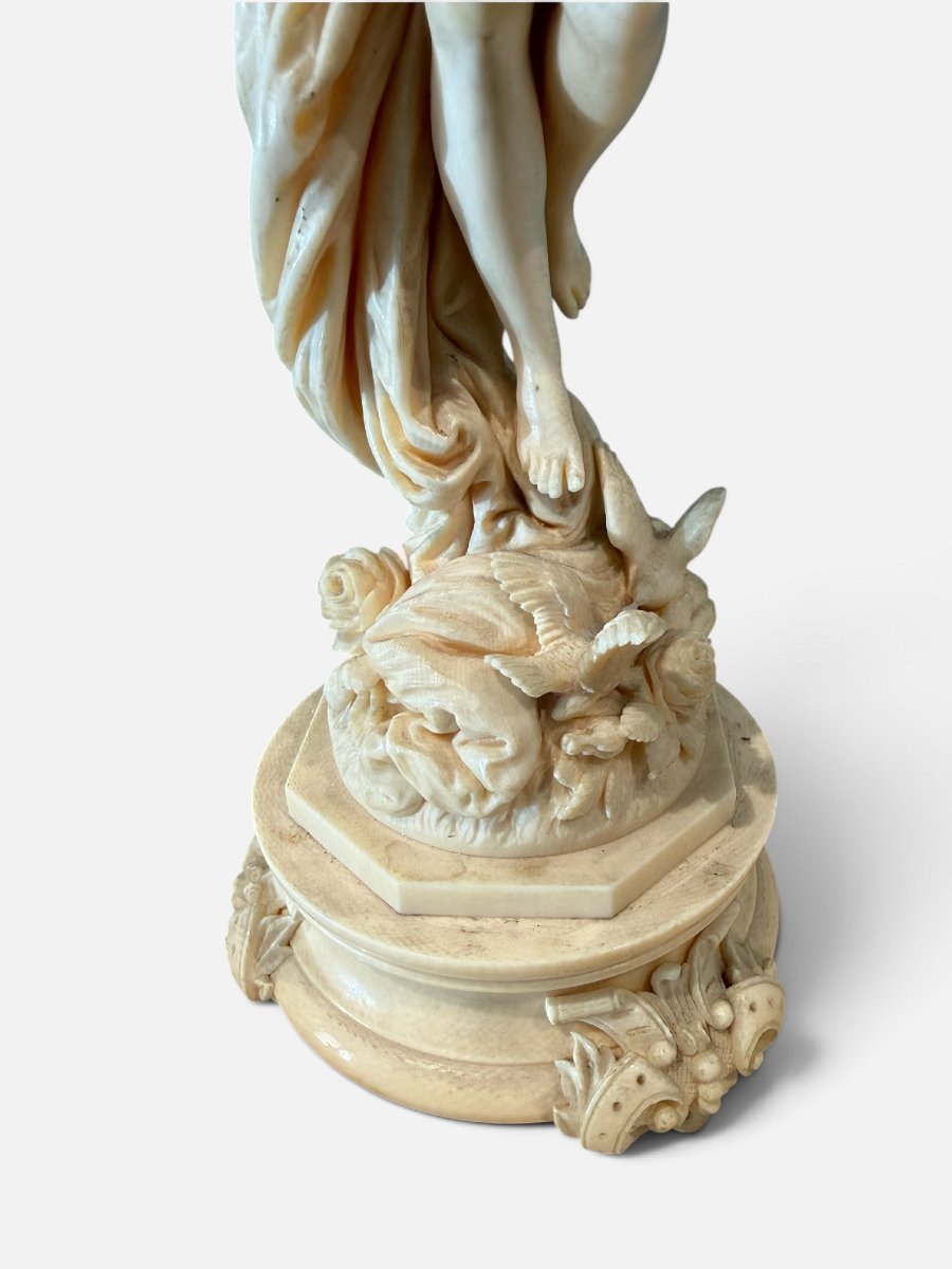 Grande gruppo scultoreo in avorio raffigurante Venere e Cupido-photo-8