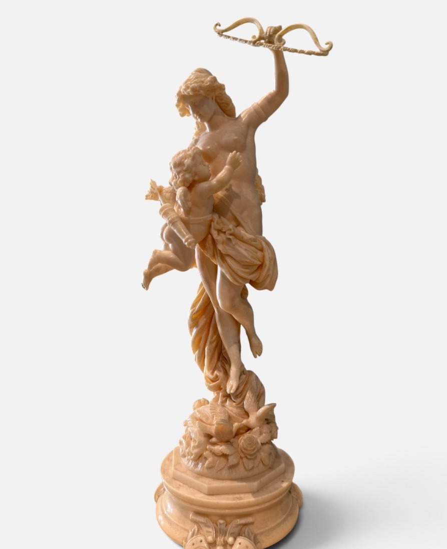 Grande gruppo scultoreo in avorio raffigurante Venere e Cupido