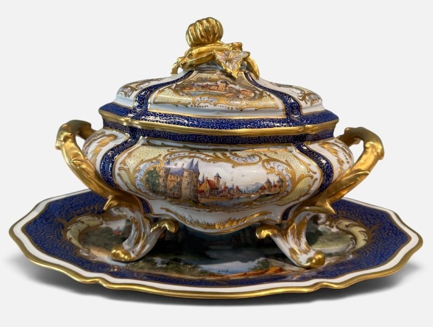 Zuppiera con coperchio e vassoio in porcellana policroma e oro, Germania, fine XIX