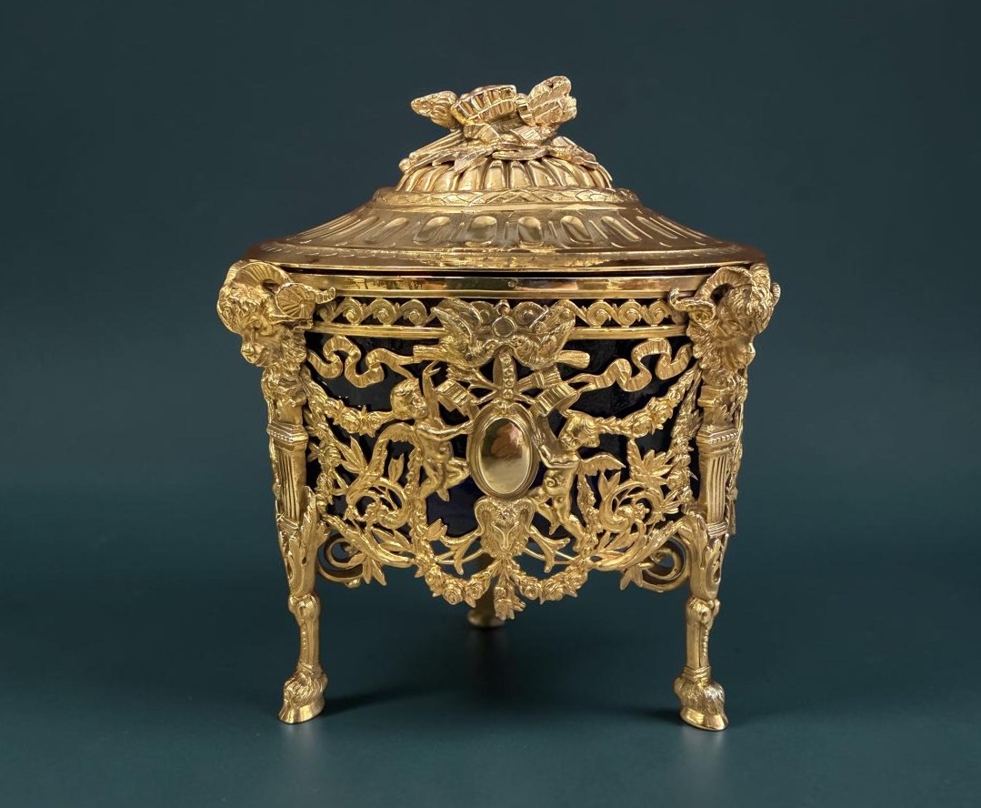 Raffinata bonbonnière coperta in bronzo dorato e vetro blu cobalto, Francia, periodo Napoléon I
