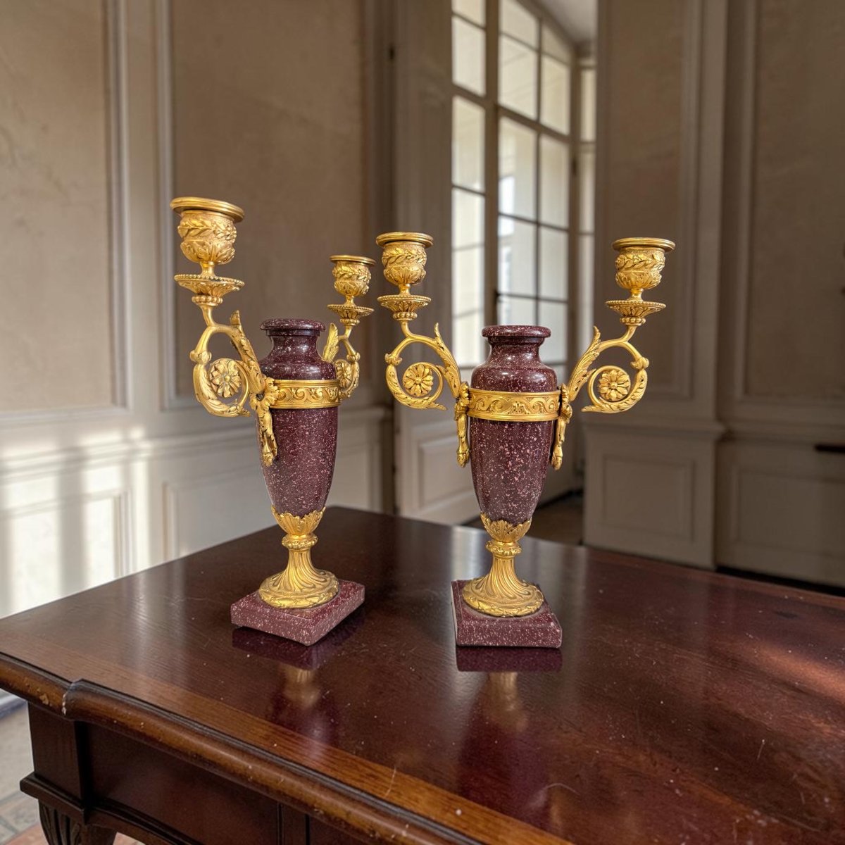 Coppia di candelieri Impero in porfido rosso e bronzo dorato, Francia, inizi del XIX secolo-photo-1