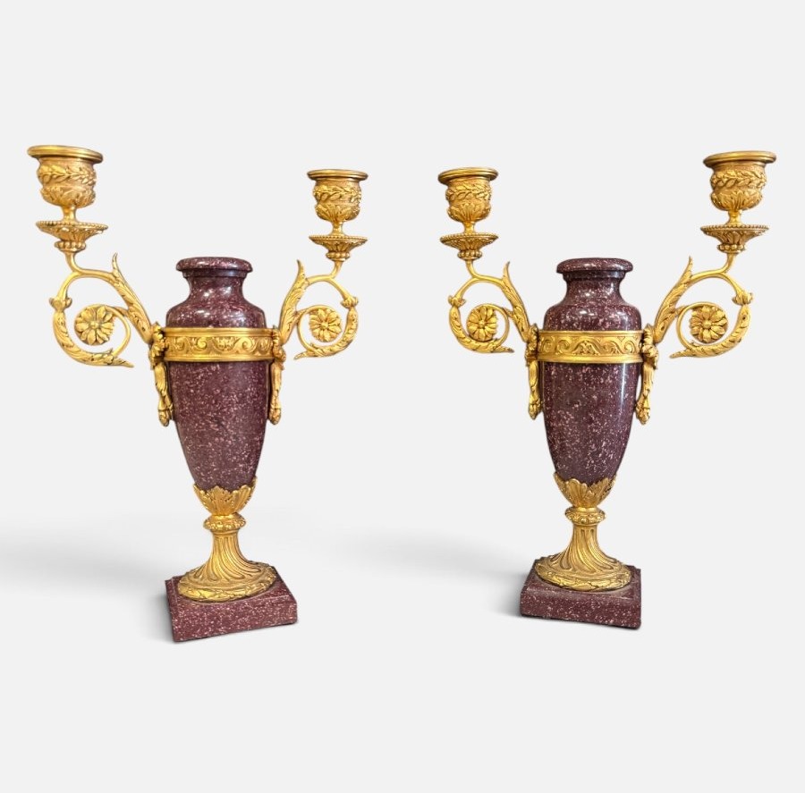 Coppia di candelieri Impero in porfido rosso e bronzo dorato, Francia, inizi del XIX secolo