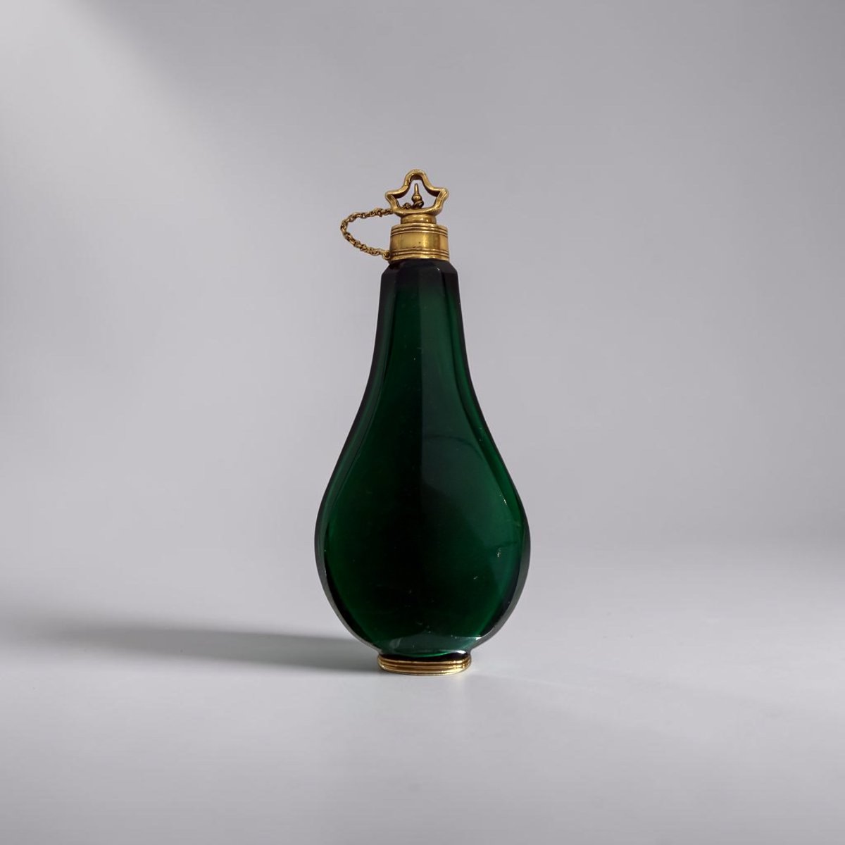 Raffinato flacone da profumo francese in vetro verde sfaccettato e oro 18 carati-photo-1